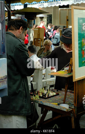 Künstler Malerei und Verkauf von Gemälden, die Touristen an der Künstler Viertel Montmartre auf dem Weg von der Basilika der Heiligen Herzen von Paris Stockfoto