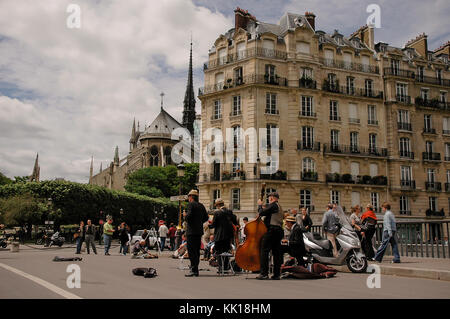 Jazz Band unterhält Touristen auf der Pont Saint-Louis Brücke über den Fluss Seine neben der Kathedrale Notre-Dame in Paris, Frankreich Stockfoto