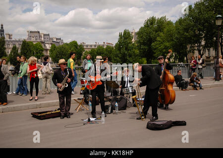 Jazz Band unterhält Touristen auf der Pont Saint-Louis Brücke über den Fluss Seine neben der Kathedrale Notre-Dame in Paris, Frankreich Stockfoto