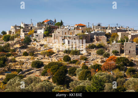 Blick auf Avgonima Dorf und die umliegenden Gärten im Herbst Farben, Insel Chios, Griechenland. Stockfoto
