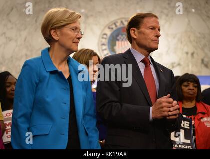 Senatorin Elizabeth Warren (links) und Senator Richard Blumenthal aus Connecticut enthüllen The Democrats Medicare for all Legislation on Capital Hill 13. September 2017 in Washington, DC (Foto: US-Senat, Foto: Planetpix) Stockfoto