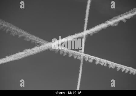 Jet Pfade kreuz und quer durch einander im Himmel Stockfoto