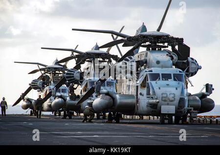 Am 18. September 2017 in der Philippinischen See stehen die Hubschrauber des U.S. Marine Corps CH-53E Super Hallion auf dem Flugdeck des Amphibienflugzeugs USS Bonhomme Richard. (Foto: MCS2 Diana Quinlan via Planetpix) Stockfoto