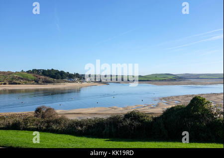 Blick von Padstow über den Fluss Camel nach Rock in Cornwall, UK Stockfoto