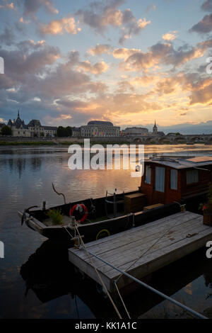 Traditionelle hölzerne Boote an der Loire in der historischen Stadt Saumur an der Loire in Frankreich. Stockfoto