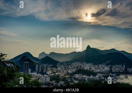Foto in Rio de Janeiro, Brasilien August 2017: Blick vom Zuckerhut über die Stadt bei Sonnenuntergang genommen Stockfoto