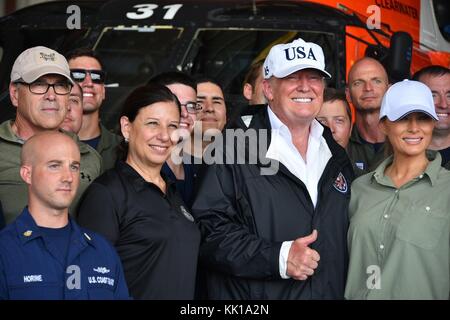 Us-Energieminister Rick Perry (links), innere Sicherheit verantwortliche Sekretärin elaine Herzog, US-Präsident Donald Trump und First Lady der USA Melania trump Treffen mit der u.s. coast Guard Offiziere nach dem Hurrikan Irma am 14. September 2017 in Ft Myers, Florida. (Foto von Po1 Patrick Kelley über planetpix) Stockfoto