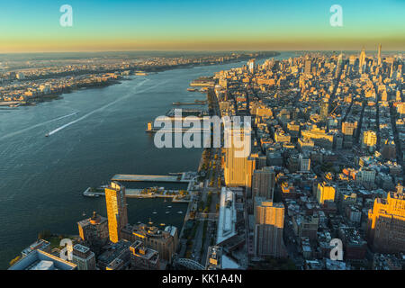 Foto in New York USA übernommen, August 2017: New York Skyline Cityview Manhattan Nacht vom World Trade Center Freedom Tower Stockfoto