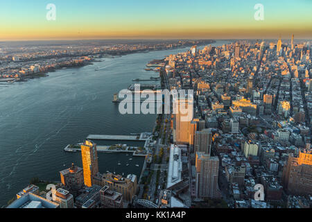 Foto in New York USA übernommen, August 2017: New York Skyline Cityview Manhattan Nacht vom World Trade Center Freedom Tower Stockfoto