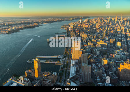 Foto in New York USA übernommen, August 2017: New York Skyline Cityview Manhattan Nacht vom World Trade Center Freedom Tower Stockfoto