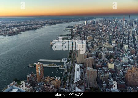 Foto in New York USA übernommen, August 2017: New York Skyline Cityview Manhattan Nacht vom World Trade Center Freedom Tower Stockfoto