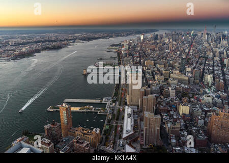 Foto in New York USA übernommen, August 2017: New York Skyline Cityview Manhattan Nacht vom World Trade Center Freedom Tower Stockfoto