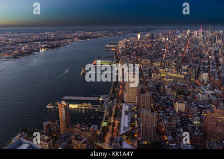 Foto in New York USA übernommen, August 2017: New York Skyline Cityview Manhattan Nacht vom World Trade Center Freedom Tower Stockfoto