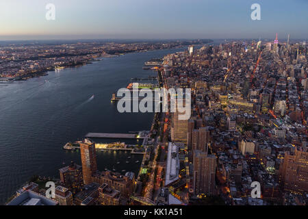 Foto in New York USA übernommen, August 2017: New York Skyline Cityview Manhattan Nacht vom World Trade Center Freedom Tower Stockfoto