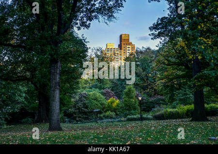 Foto in New York USA übernommen, August 2017: New York Central Park mit Blick auf die Skyline Sonnenuntergang Bäume Wolken Stockfoto