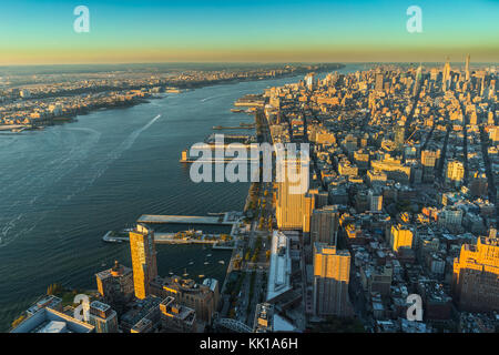 Foto in New York USA übernommen, August 2017: New York Skyline Cityview Manhattan Nacht vom World Trade Center Freedom Tower Stockfoto