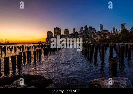 New York Skyline Stadtbild Lower Manhatten World Trade Center Freedom Tower aus Brooklyn Bridge Park Pier Stockfoto