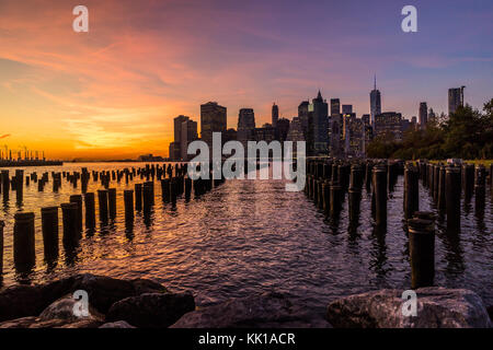 New York Skyline Stadtbild Lower Manhatten World Trade Center Freedom Tower aus Brooklyn Bridge Park Pier Stockfoto