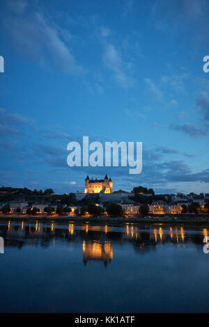 Die historische Altstadt und Schloss von Saumur an der Loire in Frankreich. Stockfoto