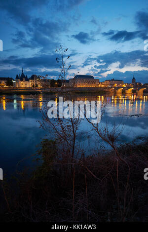 Die historische Stadt Saumur in der Nacht im Tal der Loire in Frankreich. Stockfoto