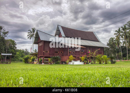 Eine traditionelle Malay Dorf housein Malaysia, das wichtigste Merkmal eines typischen Malaiischen kampung Haus auf Stelzen oder Pfähle gebaut, wilde Ani zu vermeiden. Stockfoto