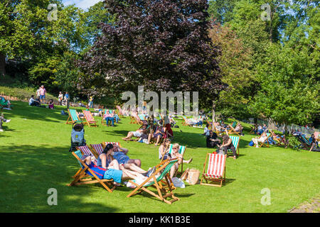 Edinburgh Schottland Edinburgh die Menschen genießen den Sommer Sonne in die Princes Street Gardens Edinburgh City Centre Edinburgh Schottland Großbritannien gb Europa Stockfoto