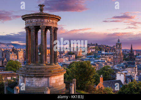 Calton Hill Edinburgh Scotland Edinburgh Dugald Stewart Monument Stadtzentrum und Skyline von Edinburgh Calton Hill Edinburgh Midlothian Scotland UK GB Stockfoto