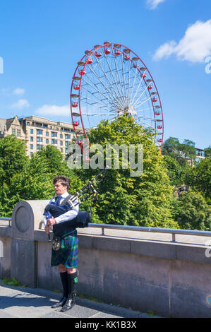 Edinburgh Schottland Edinburgh schottische Piper spielen Der dudelsack vor der Princes Street Gardens und Edinburgh rad Edinburgh City Centre Großbritannien Stockfoto