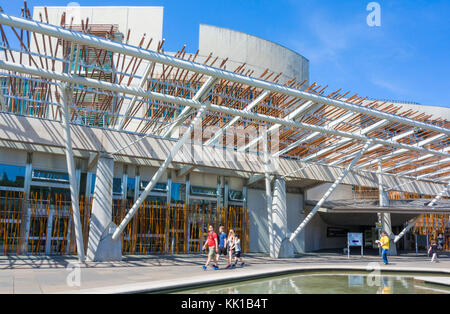 Gebäude des schottischen Parlaments in Edinburgh Schottland Edinburgh Schottisches Parlamentsgebäude Menschen Edinburgh Holyrood Edinburgh Schottland Großbritannien GB Europa Stockfoto