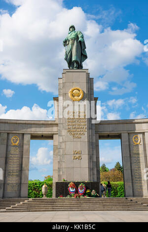 Sowjetisches Kriegsdenkmal Berlin, Ansicht der Statue eines Soldaten der Roten Armee, die das Herzstück des Sowjetischen Kriegsdenkmals im Tiergarten bildet Stockfoto