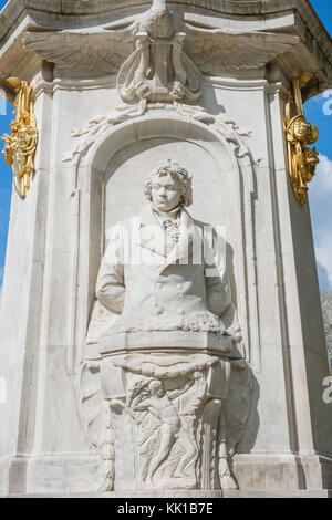 Statue von Beethoven auf der Beethoven-Haydn-Mozart Denkmal (Denkmal) im Tiergarten, in der Mitte von Berlin, Deutschland. Stockfoto