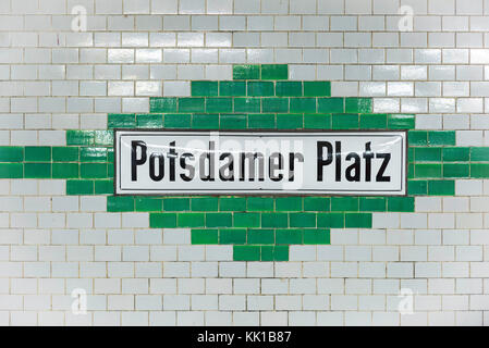 U-Bahn Berlin Mitte, Blick auf ein Schild in der U-Bahn-Station Potsdamer Platz im Zentrum von Berlin, Deutschland. Stockfoto