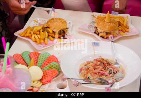 Die Menschen essen und trinken, auf das Einhorn Cafe, ein Einhorn und Rainbow themed Cafe in Bangkok, Thailand. Stockfoto