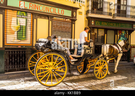 Horse-drawn Landau Beförderung mit touristischen Passagiere außerhalb El Rinconcillo Tapas Bar, Calle Mallorca, Sevilla, Andalusien, Spanien Stockfoto