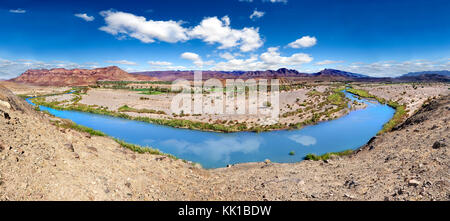 Draa Flusslandschaft in Marrakesch Atlasgebirge in Marokko. Wasser- und Wüstenlandschaft. Stockfoto