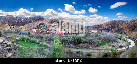 Dorf moroco und draa Fluss über das Atlasgebirge. Wüste Reisen und Abenteuer. Stockfoto