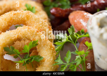 Platte von Snacks für Bier. Stockfoto