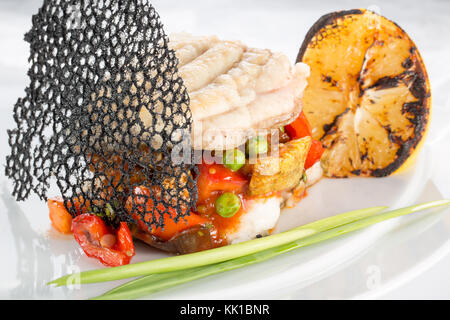 Hähnchenbrustfilet mit Gemüse. Stockfoto