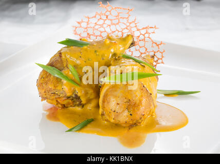 Chicken Wings mit Senfsauce. Stockfoto