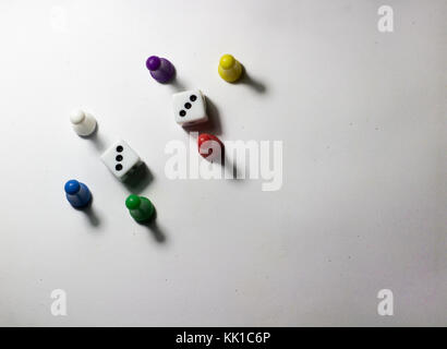 Würfel und Spielfiguren auf einem weißen Hintergrund 3 isolierte s Stockfoto