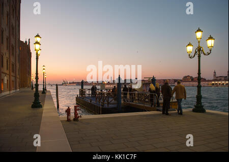 Vaporetto landet in der Abenddämmerung von Giudecca in Richtung Dorsoduro in Venedig Stockfoto