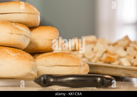 Veraltete italienische Brot schneiden für die Füllung. Stockfoto