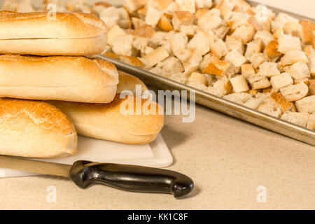 Veraltete italienische Brot schneiden für die Füllung. Stockfoto