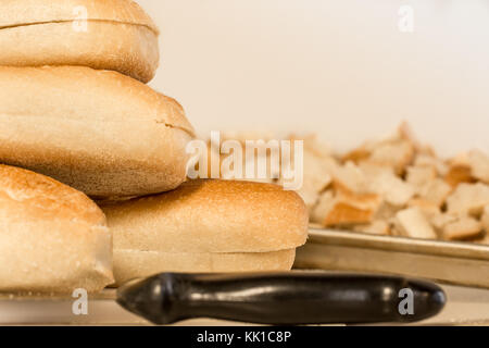 Veraltete italienische Brot schneiden für die Füllung. Stockfoto