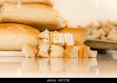 Veraltete italienische Brot schneiden für die Füllung. Stockfoto