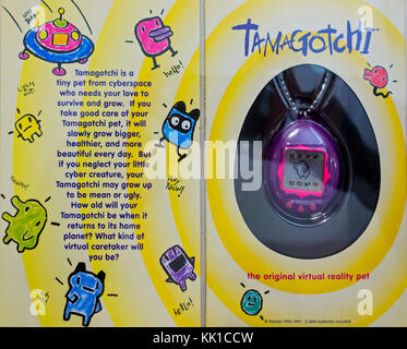 Tamagotchi, digitales Tierspielzeug und Trend der späten 1990er Jahre, in Originalverpackung Stockfoto
