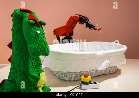 Roboter baby Feeder, Kill Switch Roboter und Dragon Kostüm zu deaktivieren Industrieroboter zugänglicher zu machen Stockfoto