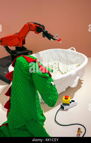 Roboter baby Feeder, Kill Switch Roboter und Dragon Kostüm zu deaktivieren Industrieroboter zugänglicher zu machen Stockfoto