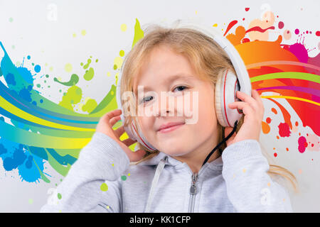 Fröhliches Mädchen in Kopfhörer Musik hört Stockfoto