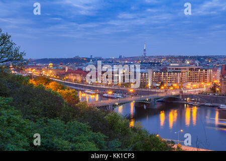 Cechuv Brücke Nacht Blick von letenske Garten. Panorama mit der Altstadt und der Moldau. Prag, Tschechische Republik Stockfoto